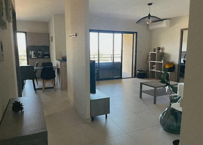 Appartement Moderne 3 Spacieuses Sur Le Port De Porto-vecchio Avec Vue *